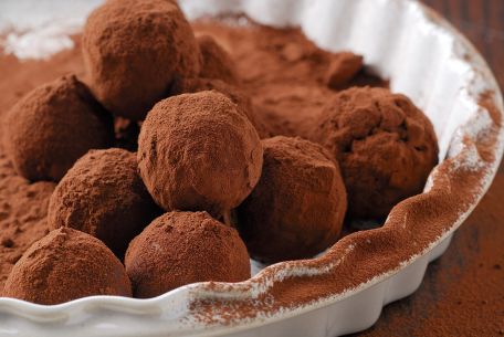RECIPE MAIN IMAGE Petites truffes au chocolat et aux amandes