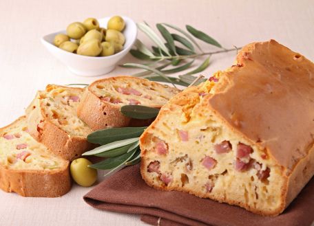 RECIPE MAIN IMAGE Cake aux olives et aux lardons