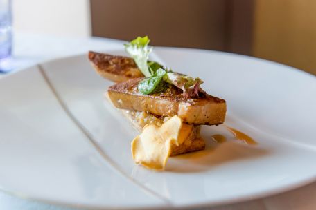RECIPE MAIN IMAGE Escalopes de foie gras poêlées et échalotes confites