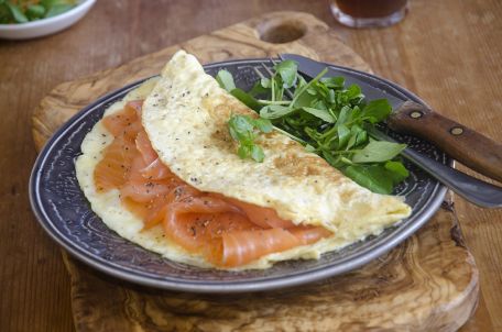 RECIPE MAIN IMAGE Omelette au saumon de Norvège fumé et fromage