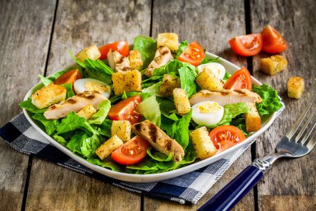RECIPE MAIN IMAGE Salade caesar au poulet 