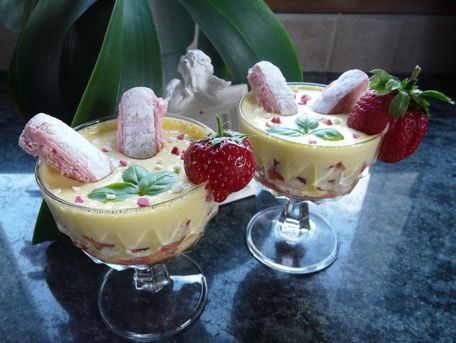 RECIPE MAIN IMAGE Tiramisu aux fraises sur lit de biscuit de Reims