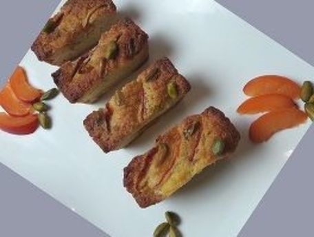 RECIPE MAIN IMAGE Mini cake aux abricots moelleux et pistaches croquantes