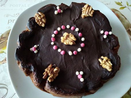 RECIPE MAIN IMAGE Gâteau au chocolat praliné et noix avec un glaçage au chocolat noir 