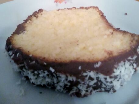 RECIPE MAIN IMAGE Cake au lait concentré sucré, noix de coco et glaçage au chocolat noir