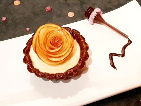 RECIPE MAIN IMAGE Tartelette au spéculoos & amandes crème vanillée et sa rose pomme