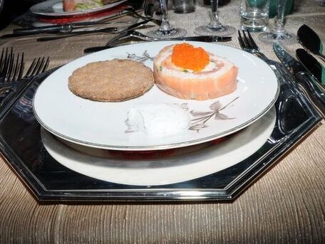 RECIPE MAIN IMAGE Roulé de saumon fumé au crabe sauce aneth .