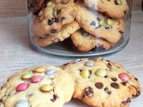 RECIPE MAIN IMAGE Cookies aux pépites de chocolat et smarties