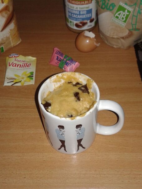 RECIPE MAIN IMAGE Mug cake au beurre de cacahuètes et pépites de chocolat