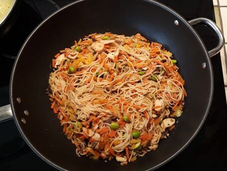 RECIPE MAIN IMAGE Nouilles chinoises sautées au poulet et légumes au Wok.