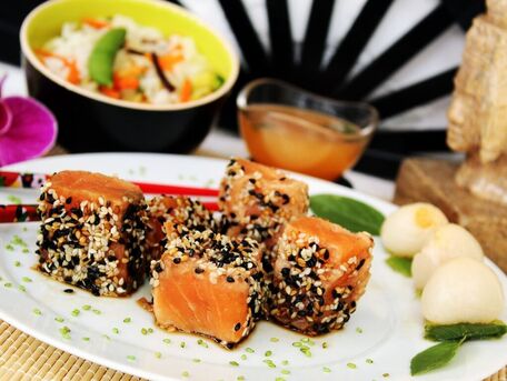 RECIPE MAIN IMAGE Tataki de saumon graines de sésame mi-cuit salé