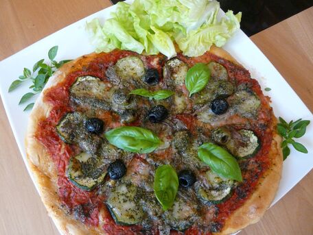 RECIPE MAIN IMAGE Pizza méditerranéenne maison et sa salade
