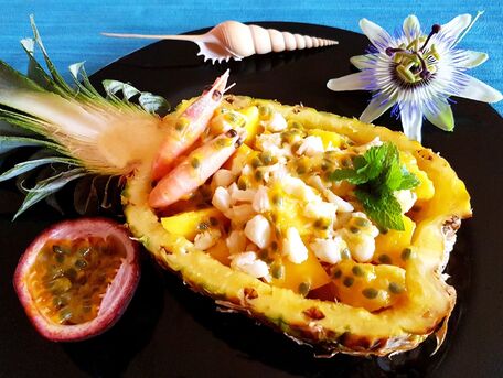 RECIPE MAIN IMAGE Sucré salé de crabe nageur à l'ananas, mangue et fruit de la passion