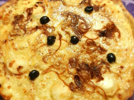RECIPE MAIN IMAGE Pizza gourmande au chèvre-miel, oignons confits et pignons
