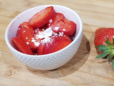 RECIPE MAIN IMAGE Salade de fraises à la meringue 