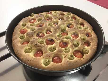 RECIPE MAIN IMAGE Focaccia aux olives vertes aux anchois et tomates cerises 