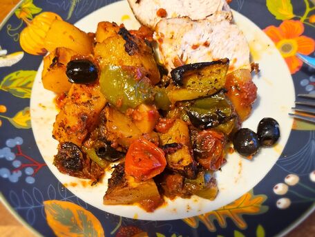 RECIPE MAIN IMAGE Rôti de dinde aux petits légumes, olives noires