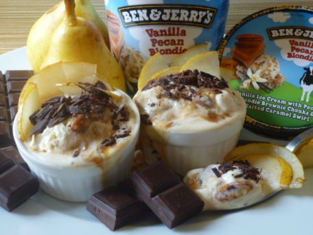 RECIPE MAIN IMAGE Dessert poire-chocolat avec la  glace Vanille Pécan Blondie Ben & Jerry's