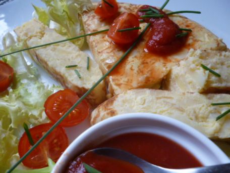RECIPE MAIN IMAGE Assiettes avec la Tortilla española aux oignons Te Gusta, salade et coulis de tomates