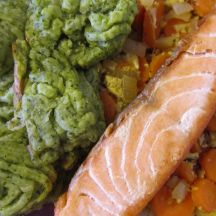 Filet de saumon doré, purée au brocoli et carottes au curry