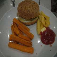 Cheeseburger accompagné de grosses frites et churros pomme de terre carottes 