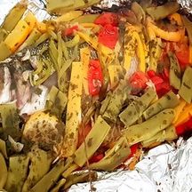 Loup en papillote et petits légumes variées cuisson barbecue.