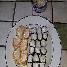 Makis au crabe nageur, surimi, Sushis au saumon et salade de chou à la Japonaise