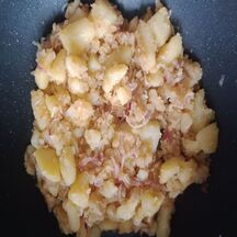 Saucisse de Morteau, pommes de terre aux oignons confits et cancoillotte chaude