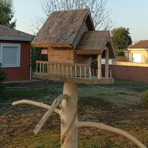 Recyclage d\'un cèdre bleu décédé en pilotis à cabane à oiseaux