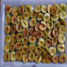 des prunes en trop grande quantité, mettez les au congélateur.